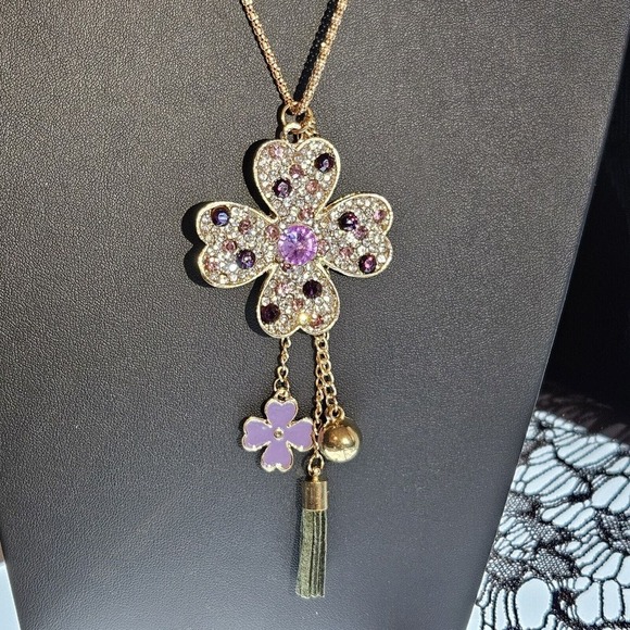 BETSEY JOHNSON LUCKY FOUR LEAF CLOVER CRYSTAL INLAY CHARM DANGLE NECKLACE - Picture 1 of 4
